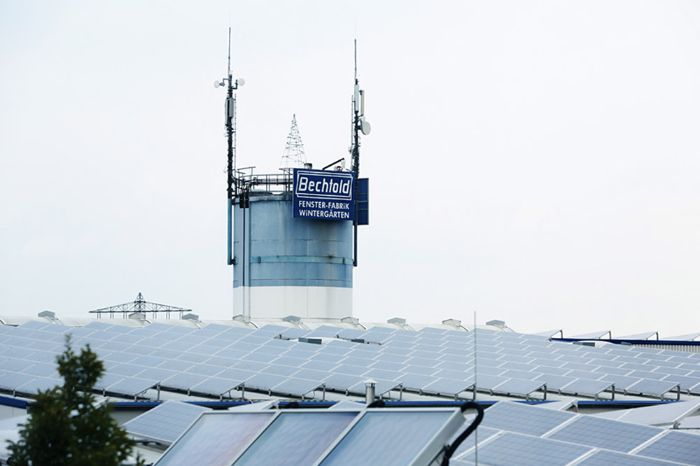Bechtold Tower-Schriftzug am Werk Kronau mit Solar-Dachflächen